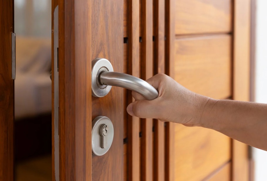 Puertas de Madera vs. Metal: ¿Cuál Elegir para tu Hogar? 2